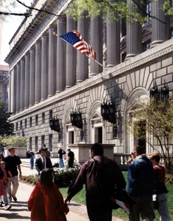 担心技术被转移到中国 美国正减缓NVIDIA和AMD向中东出口AI芯片的速度(图1) 担心技术被转移到中国 美国正减缓NVIDIA和AMD向中东出口AI芯片的速度(图1)